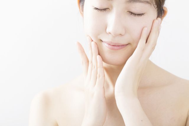 顔のハリやツヤ確認する女性